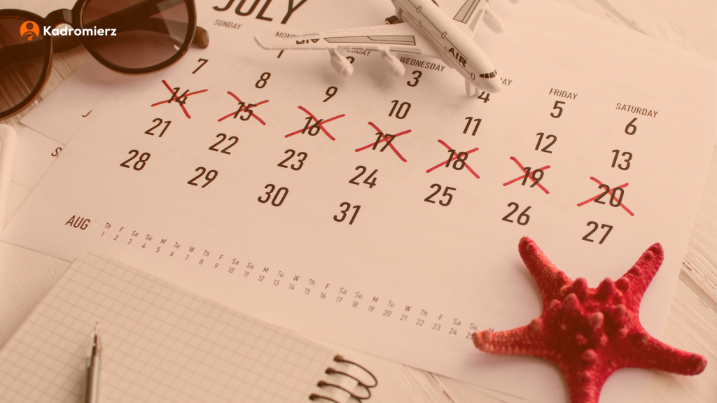 Kalendarz z zaplanowanym urlopem, obok okulary przeciwsłoneczne, rozgwiazda i miniaturowy samolot.
