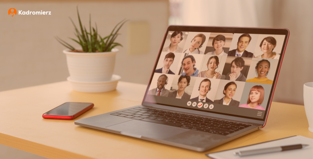 Laptop z włączona wideokonferencją.