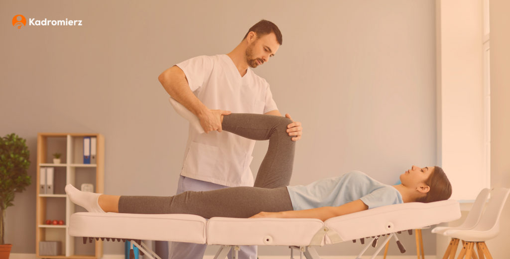 Fizjoterapeuta pomaga pacjentowi wykonywać ćwiczenia na kolana.