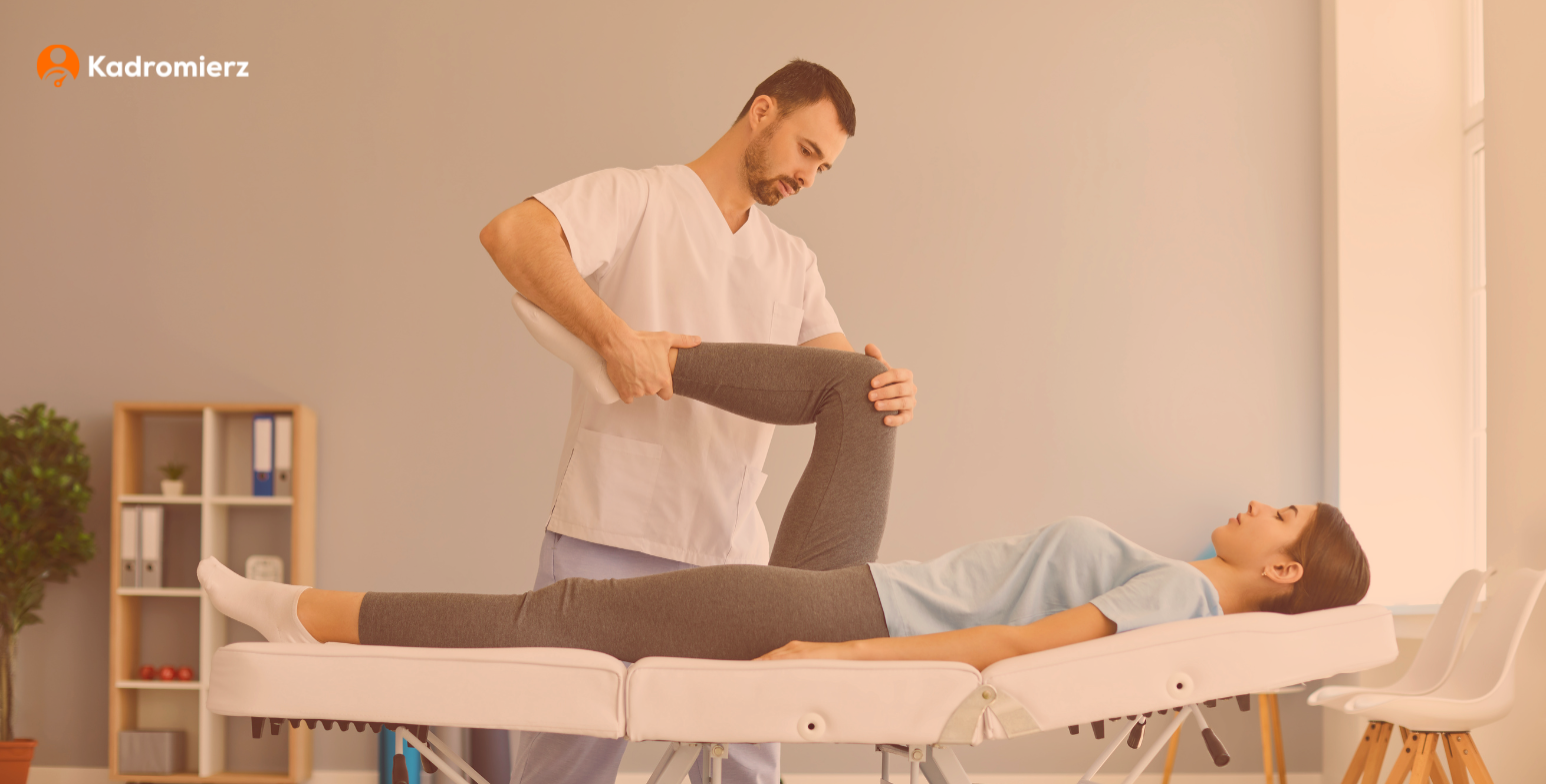Fizjoterapeuta pomaga pacjentowi wykonywać ćwiczenia na kolana.