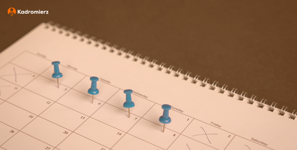 Kalendarz z czterema pinezkami oznaczający czterodniowy tydzień pracy